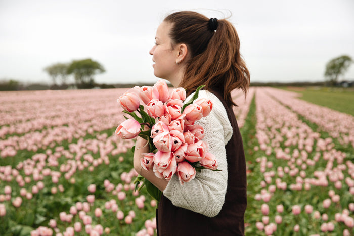 Biologisch bollenveld vol Salmon Impression tulpen in bloei