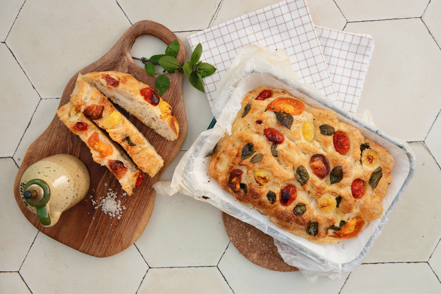 Focaccia met dimpels vol olijfolie voor het bakken