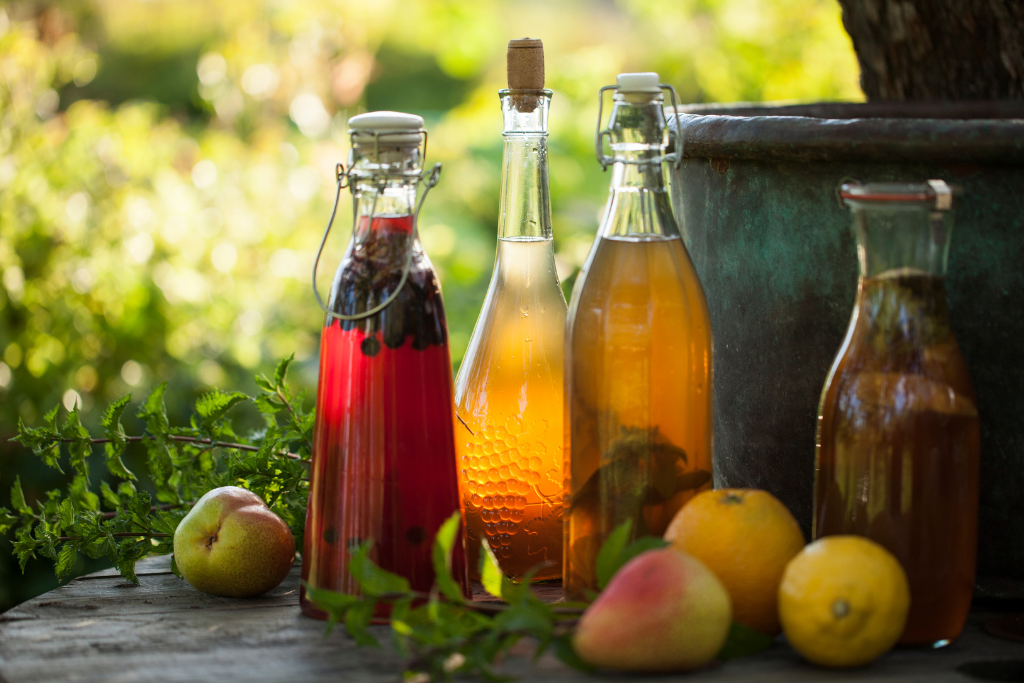 Flessen kombucha in verschillende fruitsmaken