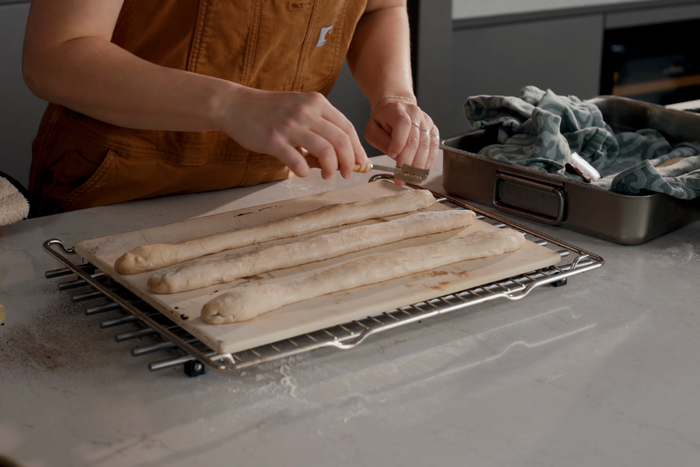 Krokante zelfgemaakte stokbroden met blisters, net uit de oven