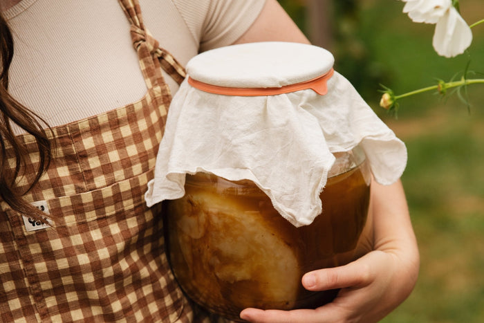 Merel houdt een scoby hotel vast