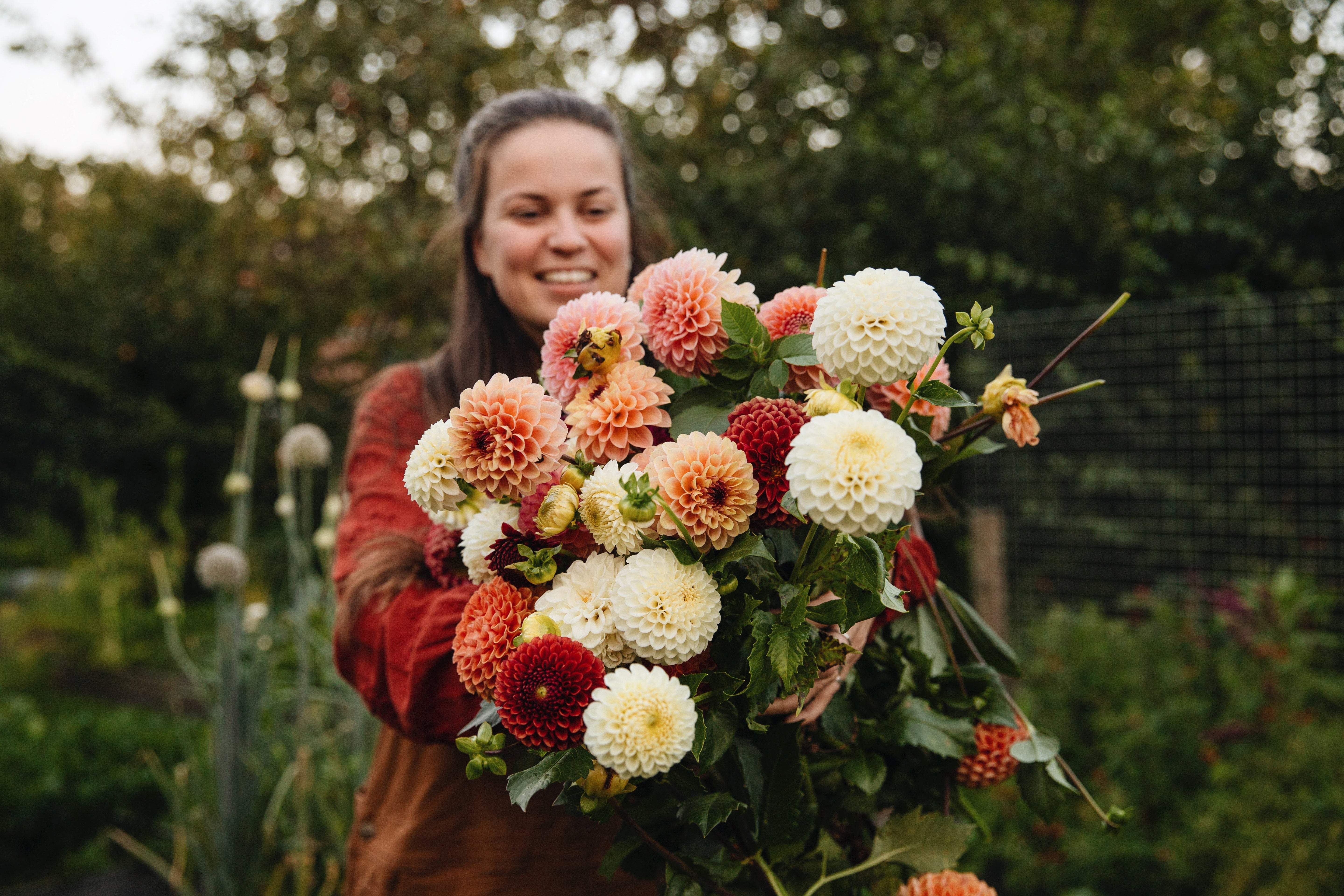 Merel met een bos dahlia's uit de pluktuin