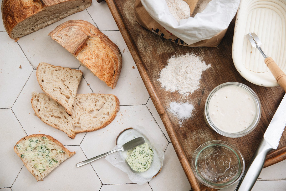 Plakken zelfgebakken brood met kruidenboter op tafel